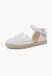 Chaussure espadrille blanche avec une tige en tissu texturé, des détails de dentelle florale et une semelle en jute. Elle dispose d'une lanière réglable à la cheville.