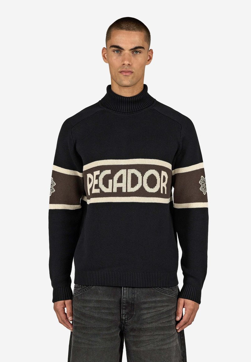 Gestrickter Pullover in dunklem Marineblau mit hohem Kragen, einer cremefarbenen und braunen Streifen mit dem "PEGADOR"-Logo sowie gemusterten Akzenten an den Ärmeln.