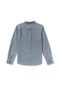 Camisa de denim de manga larga en gris desgastado, con cuello, puños abotonados y dobladillo redondeado. La vista trasera muestra un detalle de yugo y costuras sutiles.