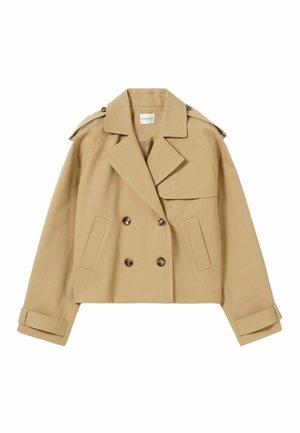 Trench coat corto color beige con un diseño de doble botonadura, grandes bolsillos frontales y hombros estructurados. Presenta botones en tono dorado y tiras en los puños.
