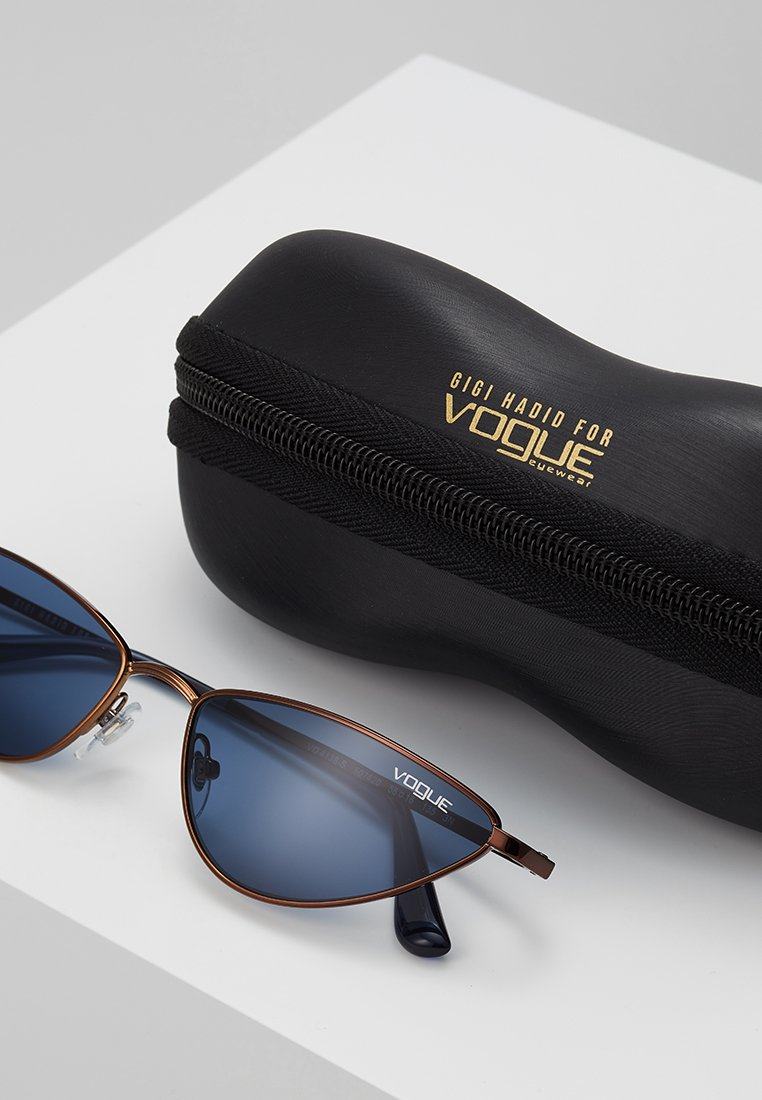 VOGUE Eyewear GIGI HADID LA FAYETTE - Occhiali da sole - copper/rame -  Zalando.it