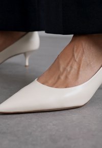 Stuart Weitzman POWER - Klasiski papēži - cream
