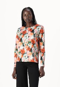 Langermet topp med et flerfarget blomstermønster i nyanser av oransje, rosa og grønn på en svart bakgrunn. Glatt tekstur.