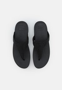 Infradito neri con suola in gomma testurizzata, dotati di una fascia in tessuto nero scintillante adornata con strass.