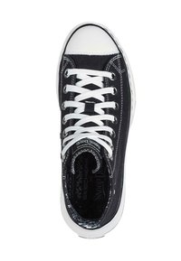 Zapatilla alta de lona negra con punta de goma blanca, cordones blancos y patrón interior negro. Presenta detalles de costura a lo largo de los lados.