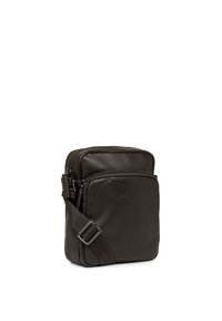 Borsa a tracolla in pelle marrone scuro con due scomparti con zip, tracolla regolabile e logo in rilievo discreto. Texture liscia, forma rettangolare.