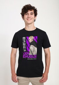 Černé bavlněné tričko s grafickým potiskem postavy s blond copy, fialovými akcenty a nápisem "KEN RYUGUJI TOKYO MANJI GANG."