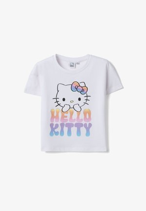 Maglietta bianca per bambini con la faccia di Hello Kitty con un fiocco arcobaleno e il testo "HELLO KITTY" in colori pastello sfumati.
