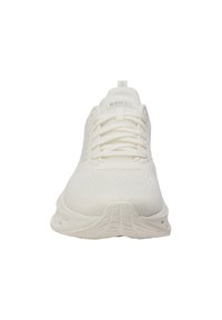 Scarpe da ginnastica bianche con tomaia in mesh texturizzato, chiusura con lacci e suola ammortizzata. Branding sulla linguetta, design minimalista.