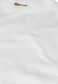 T-shirt bianco in cotone con una texture liscia, scollo rotondo e senza motivi o dettagli visibili.