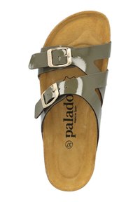 Sandal in vernice verde oliva scuro con due cinturini regolabili e fibbie argentate, caratterizzato da una soletta in sughero marrone e logo del marchio impresso.