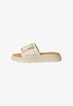Slip-On Sandale mit einem breiten Obermaterial aus hellbeigem Stoff, einem klaren Kunststoffschnallenakzent und einer dicken weißen Gummisohle mit strukturiertem Profil.
