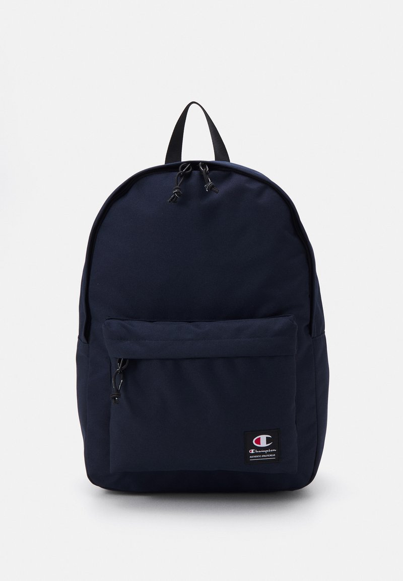 Sac à dos bleu marine en tissu durable, avec une poche avant, des bretelles ajustables et une poignée supérieure pour le transport.
