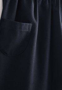 Gonna o vestito in tessuto scuro con vita arricciata e tasca applicata frontale curva cucita sul lato sinistro.