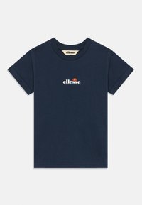 Mørkeblå bomulls-T-skjorte med korte ermer og rund hals, med en liten hvit og rød logo på brystet. Ensfarget tekstur.