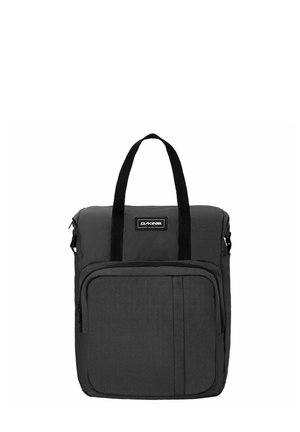 Sac cabas Dakine noir avec doubles poignées et grande poche avant zippée sur fond blanc.