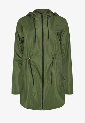 Chaqueta impermeable verde con capucha, cremallera frontal, cintura ajustable con cordón y bolsillos laterales. Textura suave y corte relajado.