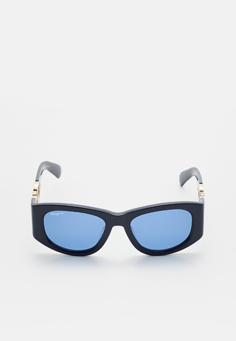 Schwarze rechteckige Sonnenbrille mit blau getönten Gläsern, glattem Kunststoffrahmen und goldenen Akzenten an den Bügeln. Entworfen für einen modernen Look.