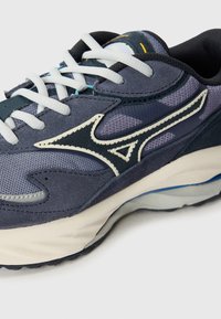 Mand sneakers med en blå-grå mesh-overdel, syntetiske ruskindsdetaljer, hvide snørebånd og en polstret elfenbensfarvet mellemsål med en struktureret sål.