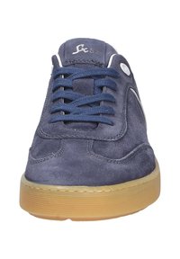 Sneaker in suede blu con punta rotonda, lacci navy e suola in gomma beige. Presenta un accento bianco e un logo sulla linguetta.