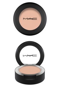 MAC-oogschaduw in een ronde zwarte verpakking met een perzikbeige poeder. De compact heeft een doorzichtige bovenkant en is voorzien van het MAC-logo.