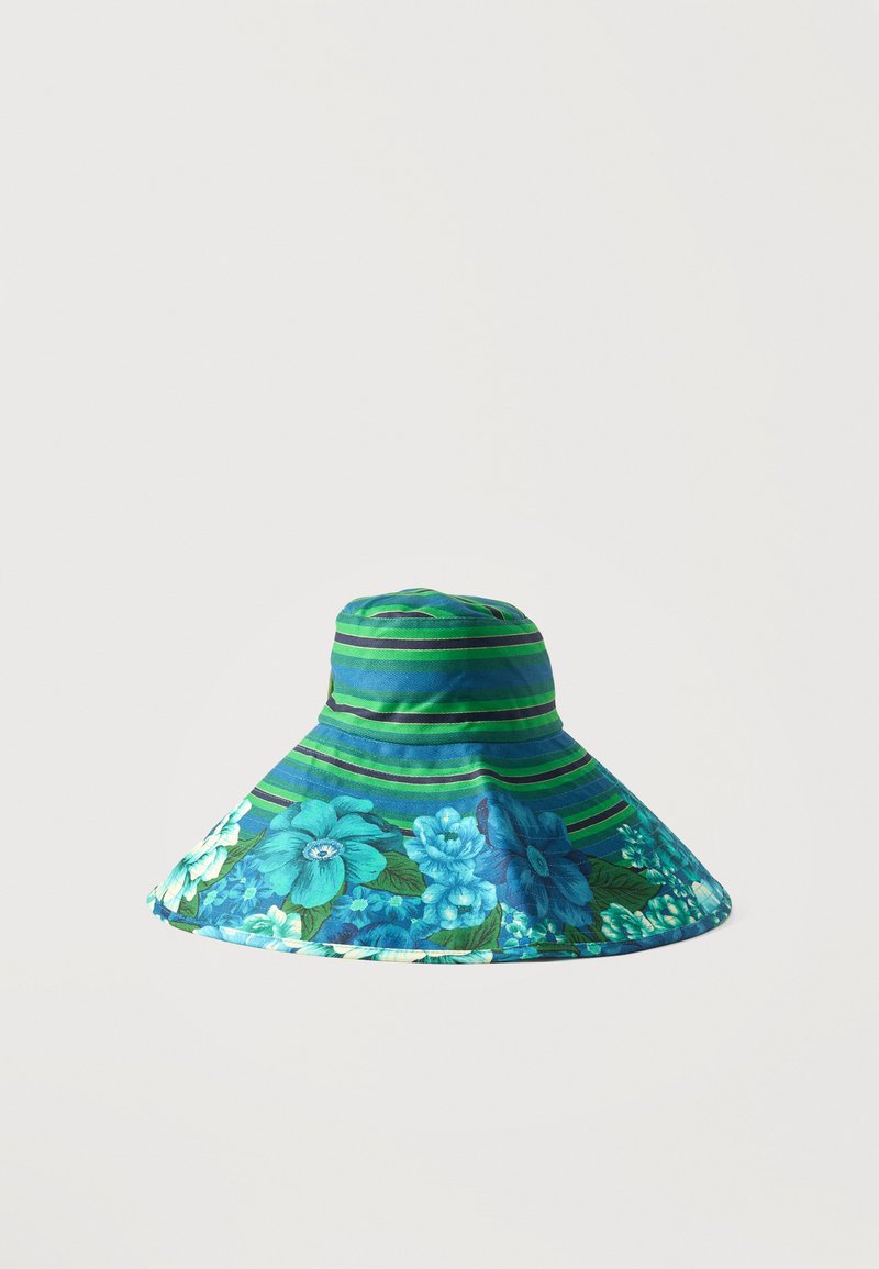 Καπέλο με φαρδύ γείσο, με οριζόντιες πράσινες και μπλε ρίγες και μια μπλε λωρίδα με ανθισμένο σχέδιο γύρω από το γείσο.