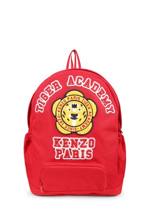 Sac à dos en tissu rouge avec broderie "Tiger Academy" et le texte "KENZO PARIS", comprenant un motif de lion au centre et une poche avant.