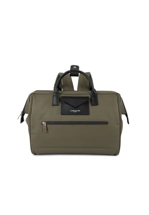 Sac à dos rectangulaire vert olive avec poignées en cuir noir, poche zippée à l'avant et logo "Lancaster Paris" sur une étiquette en cuir noir.