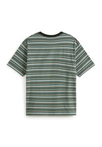 T-shirt med korte ærmer og rund hals, med et stribet mønster i grøn, blå, orange og sort. Lavet af blødt bomuldsmateriale.