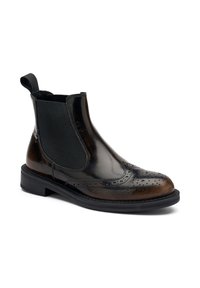 Botín Chelsea de cuero negro con detalles perforados en forma de ala, paneles laterales elásticos y una lengüeta en la parte trasera sobre una suela baja negra.