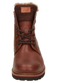 Braune Leder-Ankle Boots mit einem strukturierten braunen Stoffkragen, runder Spitze, schwarzen Schnürsenkeln, Metallösen und einer dicken Gummisohle mit roten Akzenten.