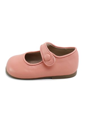 Zapato Mary Jane de cuero rosa con punta redondeada, correa abotonada en la parte superior y suela marrón plana, mostrado de perfil sobre fondo blanco.