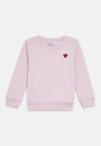 Jasnoróżowa bluza z okrągłym dekoltem, długimi rękawami i ściągaczami na mankietach. Na piersi znajduje się mała aplikacja w kształcie serca z czerwonego brokatu.