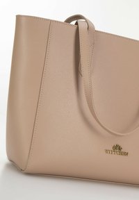 Borsa a mano in pelle beige con texture serpeggiata, due manici e logo "WITTCHEN" in oro stampato vicino al bordo inferiore.