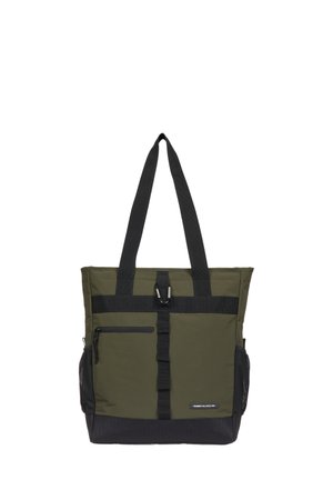 Bolsa tote verde y negra con dos asas largas, bolsillo frontal con cremallera, bolsillos laterales de malla y una pequeña etiqueta frontal.