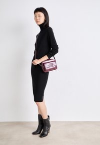 Calvin Klein RE-LOCK CAMERA BAG - Bandolera - oxblood