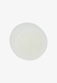 Liquide clair et incolore avec de petites bulles formant une goutte ronde sur un fond blanc uni.