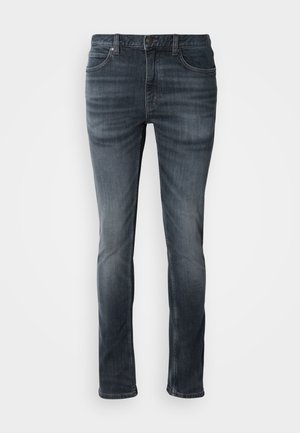 Sötétkék farmernadrág, slim fit szabású, öt zsebbel, övhurkokkal és finom kopásokkal a combokon. Klasszikus egyenes szabás.