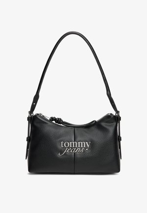 Sac à bandoulière en cuir noir texturé avec une sangle courbée et un logo argenté "tommy jeans" sur le devant, fermeture éclair en haut.