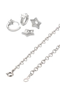 Set de bijuterii din argint, format din cercei hoop în formă de stea cu accente de cristal și o brățară cu zale în formă de inimă legate între ele.