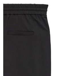 Los pantalones de chándal negros tienen una cinturilla elástica y un bolsillo trasero con una textura simple y suave. La tela parece suave y cómoda.