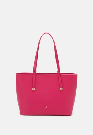 Felroze leren tote bag met dubbele schouderbanden en klein goudkleurig logodetail aan de voorkant tegen een witte achtergrond.