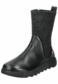 Botín de cuero negro con parte superior de fieltro gris, punta redonda, suela de goma texturizada y cremallera lateral discreta. Logo rojo acentúa el lateral.