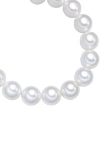 Collar de perlas blancas con perlas redondas y lisas de superficie brillante, espaciadas uniformemente a lo largo de un hilo continuo.