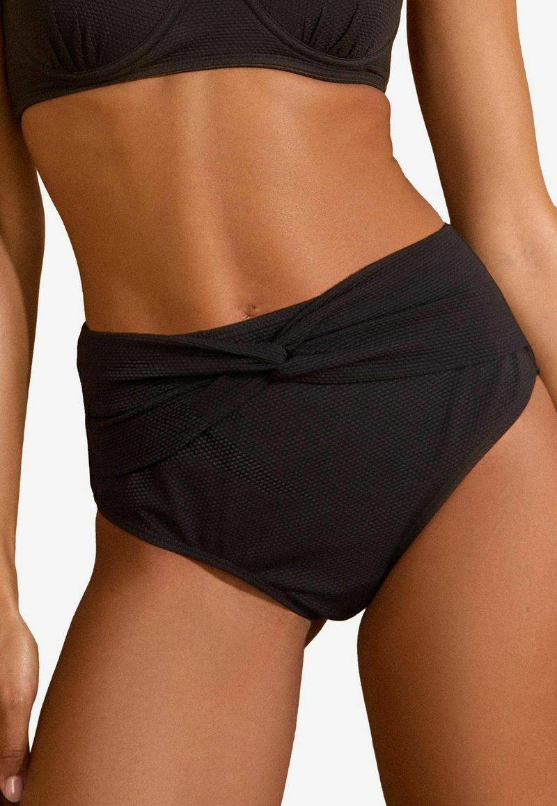 Melna augsta jostasvieta bikini apakšdaļa ar teksturētu audumu, iekrāsošanas frontē ar savirpušas virknes dizainu un gludu apdari.