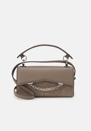 Borsa rettangolare color taupe con texture liscia e scamosciata, dettaglio con catena argentata, manico superiore e tracolla staccabile su sfondo bianco.