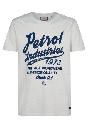 Korte mouwen witte t-shirt met marineblauwe bedrukte tekst. Het ontwerp bevat "Petrol Industries", "1973" en accenten zoals "Echt Product".