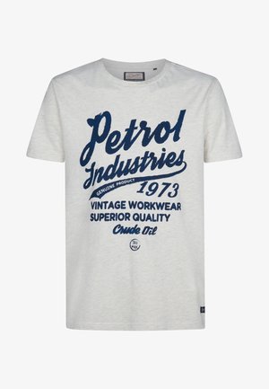 Weißes T-Shirt mit kurzen Ärmeln, das mit navyblauer Schrift bedruckt ist. Das Design umfasst "Petrol Industries", "1973" und Akzente wie "Echtes Produkt".