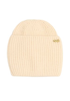 Gebreide beanie in zachte crème kleur met een geribbelde textuur en een klein gouden logo accent. Afgeronde vorm met een nauwsluitende pasvorm.