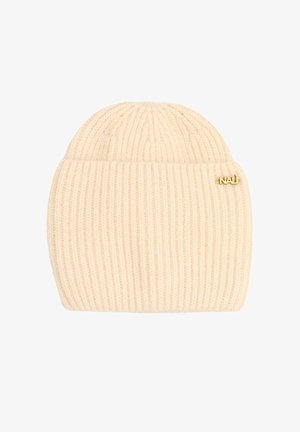 Gorro de lana en un suave color crema que presenta una textura acanalada y un pequeño acento de logotipo dorado. Forma redondeada con un ajuste ceñido.